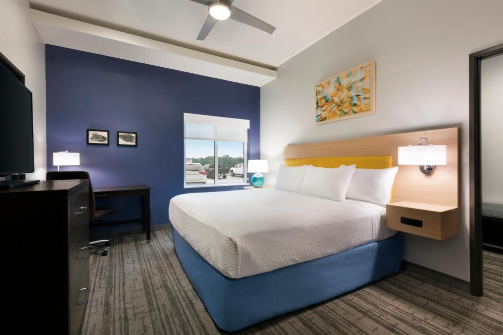 1 King Bed, Mobility Accessible Room with Roll-In Shower, Non-Smoking interior